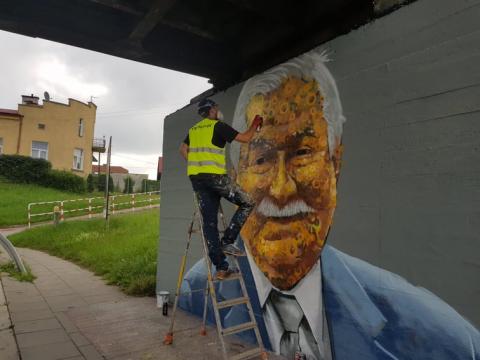 Mural z Kaczyńskim, teraz z Wałęsą. Dlaczego magister Mors idzie w politykę?