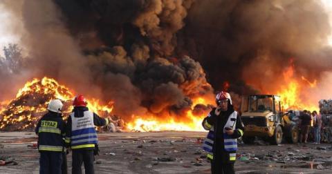 Płonie składowisko śmieci w Gorlicach. Pożar gasi kilkudziesięciu strażaków