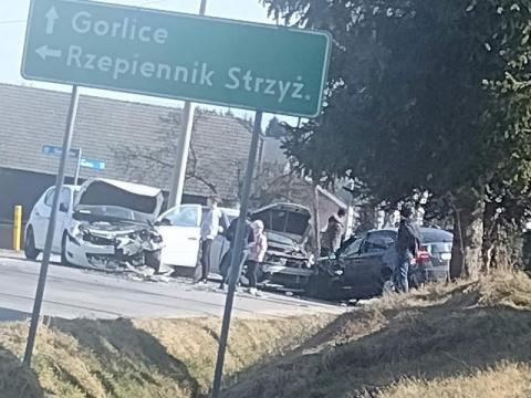Trzy osobówki zderzyły się na skrzyżowaniu w Moszczenicy