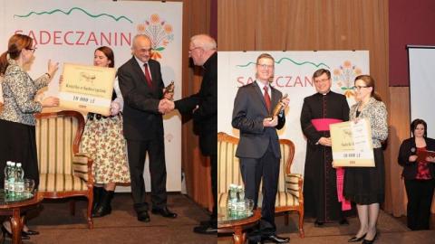 Laureaci Nagrody im. ks. prof. Kumora 2014. Profesor i doktor uścisnęli sobie ręce