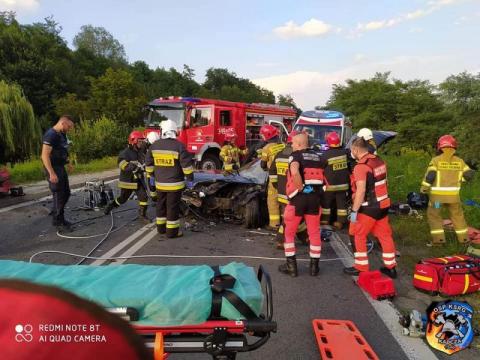 Kierowca BMW zakleszczony w pojeździe i siedem osób w szpitalu. Wypadek w Kadczy