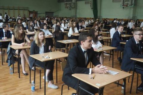 Maturzyści rozpoczęli egzamin z języka polskiego. Czego boją się najbardziej?