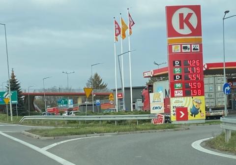 Sądeczanie już wielokrotnie zwracali uwagę na fakt, że ceny paliw w naszym powiecie są znacznie wyższe niż w innych częściach Małopolski. Dziś kolejny taki sygnał od Czytelnika – choćby w Brzesku zapłacimy około 40 groszy mniej za litr.