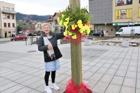 Wielkanocna palma w centrum miasta jak dzieło sztuki. Jak ją zrobił małżeński duet 