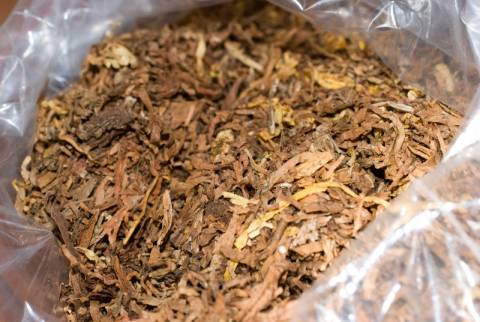5 kilo tytoniu w oponie! Celnicy prześwietlali sądeckie firmy kurierskie