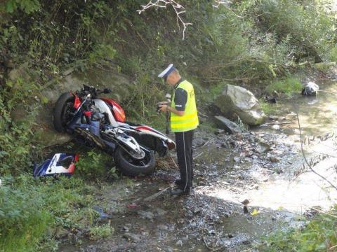 Motocyklista wpadł do rzeki. Zmarł w szpitalu. Miał zaledwie 17 lat