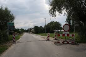 Wykonanie dróg asfaltowych gmina zleca na podstawie przetargów.