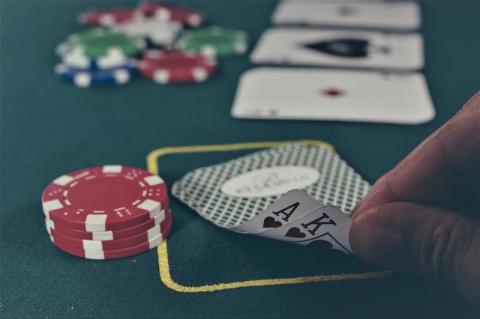 Turniej pokera za prawdziwe pieniądze jest wykroczeniem. Jak grać legalnie?