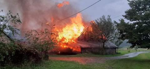 Piorun uderzył w stodołę. Budynek stanął w ogniu [ZDJĘCIA] 