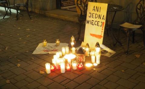 Protest w Sączu po śmierci Izabeli. Zapalili znicze pod biurami posłów PiS  