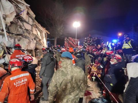 Polscy ratownicy wyciągnęli spod gruzów 12 osobę. Przez 21 godzin próbowali się do niej dostać