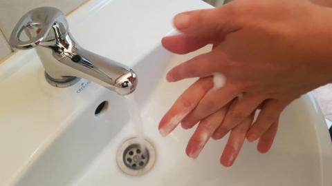 Środki dezynfekujące wykańczają nasze ręce. Jak się bronić przed grzybicą?