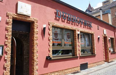 Niemcy: ubrojony napastnik zabarykadował się w restauracji