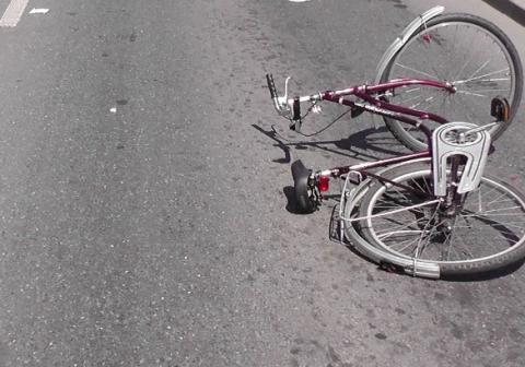 Dramatyczny wypadek w Nowym Sączu: samochód potrącił rowerzystę. Kierowca uciekł
