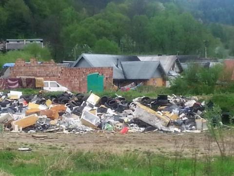 śmieci w osadzie romskiej w Maszkowicach