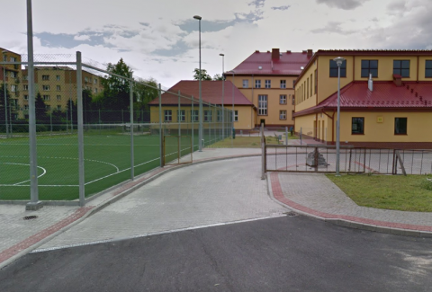 Nowy Sącz: piłki nadal dewastują szkolny dach. Kiedy to się skończy?