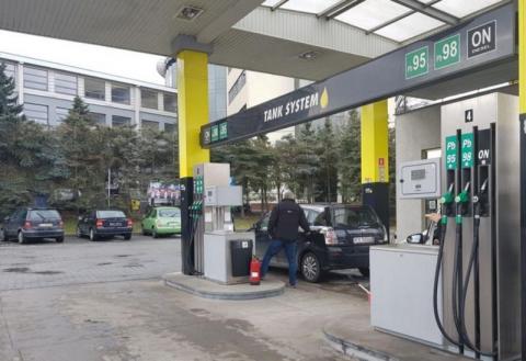 Rząd obiecał od dziś tańsze tankowanie. O ile spadły ceny benzyny w Sączu? 
