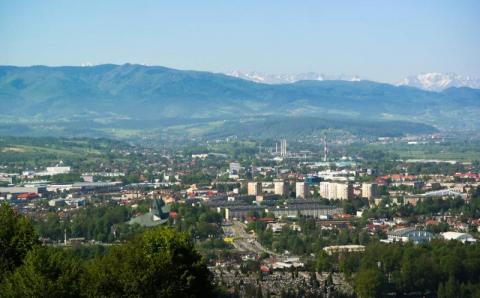 Nowy Sącz z góry z Tatrami w tle. Obraz dnia [ZDJĘCIA]