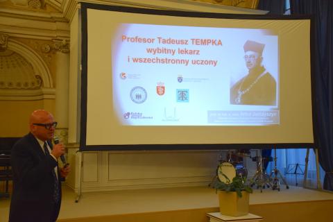 Krynica: Upamiętnili wybitnego hematologa prof. Tadeusza Tempkę. Od jego imienia mamy wodę mineralną "Tadeusz"