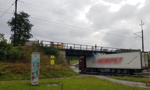 Duże utrudnienia na ul. Węgierskiej. Ciężarówka zaklinowała się pod wiaduktem