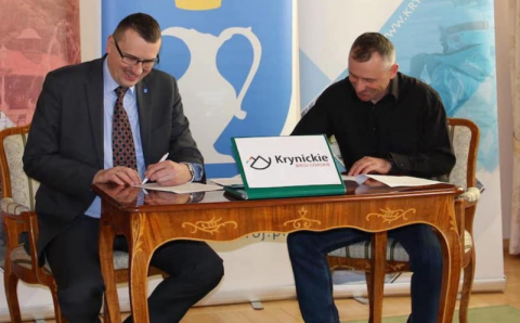 Krynica: burmistrz Piotr Ryba podpisał umowę z "Tour de Zbój" 