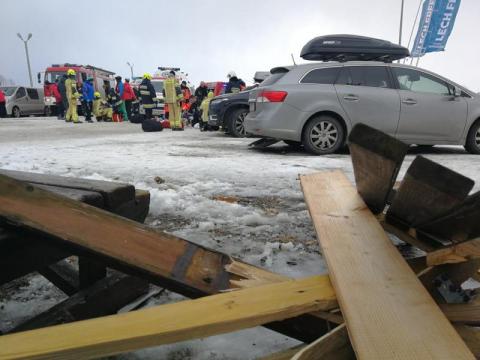 Wichura zerwała dach na stacji narciarskiej. Są ofiary śmiertelne [ZDJĘCIA]
