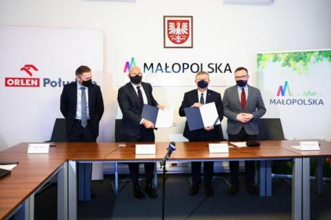 Małopolski samorząd wszedł w kooperację z Orlenem. Po co im paliwowy gigant