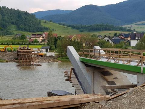 Wow! W Zabrzeży rośnie błyskawicznie most rowerowy nad Dunajcem!