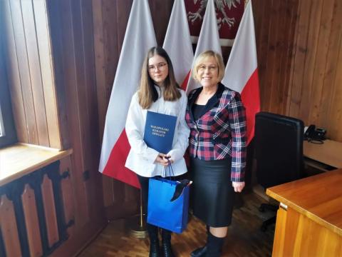 Wielki sukces uczennicy Anny Polak. Nagrodę wręczyła jej kurator oświaty