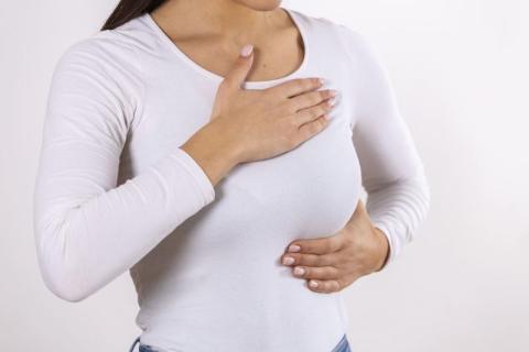 Torbiele w piersiach – objawy, jak się leczy, czy trzeba usunąć?