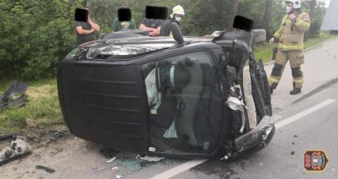 Groźny wypadek na krajówce w Łabowej. Samochód wylądował na boku