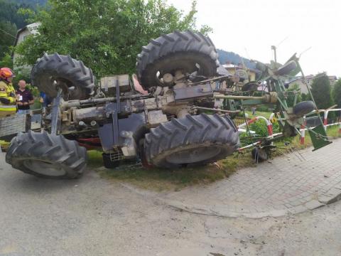 Uście Gorlickie: traktor przewrócił się do rowu. Dwie osoby trafiły do szpitala