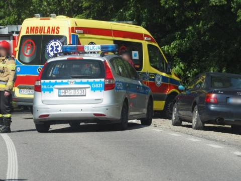 Wypadek w Naściszowej obok fotoradaru. Samochód uderzył w drzewo [ZDJĘCIA]