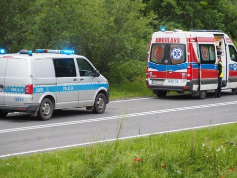 Groźny wypadek w Gródku. Trzy poszkodowane osoby trafiły do szpitalu. Utrudnienia na DK 28
