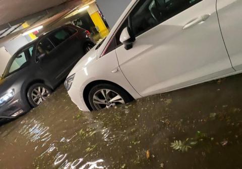 Woda w kilka minut zalała cały parking podziemny i wdarła się do budynku