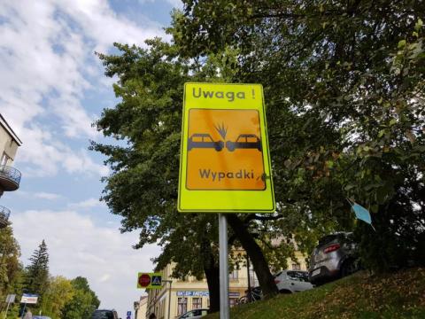 „Bić kierowców po oczach”! Zadanie nowych znaków przy Mickiewicza w Nowym Sączu