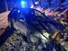 Groźny wypadek w Jelnej, samochód uderzył w skarpę. Autem jechała kobieta z dzieckiem