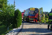 Wypadek podczas robót drogowych w Siennej. Pracownik trafił do szpitala