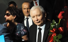Jarosław Kaczyński w Nowym Sączu. Róże, selfie i akty szaleństwa pod płotem 