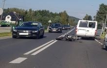Poważny wypadek w Klęczanach. Motocyklista zderzył się z busem