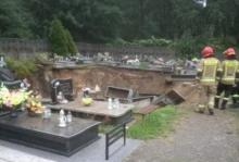 Na cmentarzu w Trzebini zapadła się ziemia. Ogromne zapadlisko pochłonęło kilkadziesiąt grobów