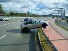 Wypadek na moście heleńskim. Samochód uderzył w bariery