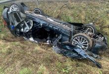 Dramatyczny wypadek na drodze krajowej 75. BMW uderzyło w barierę i dachowało [ZDJĘCIA]