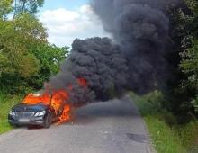 Mercedes płonął jak pochodnia. Kierowca musiał uciekać z płonącego samochodu [ZDJĘCIA]