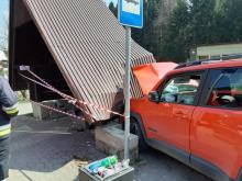 O krok od tragedii w Kosarzyskach. Samochód uderzył w przystanek autobusowy