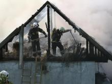 37 strażaków gasiło pożar w Myślcu. Kłęby białego dymu było widać z daleka