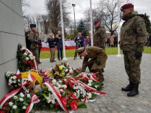 Kwiaty pod pomnikiem Józefa Piłsudskiego, fot. Iga Michalec