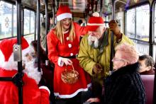 Święty Mikołaj w miejskim autobusie