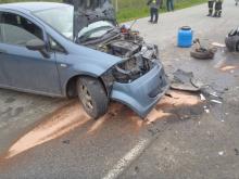 Zderzenie dwóch aut w Łącku, jedna osoba ranna i zablokowana droga