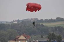 spadochroniarz wylądował na samochodzie podczas pokazu lotniczego w Łososinie